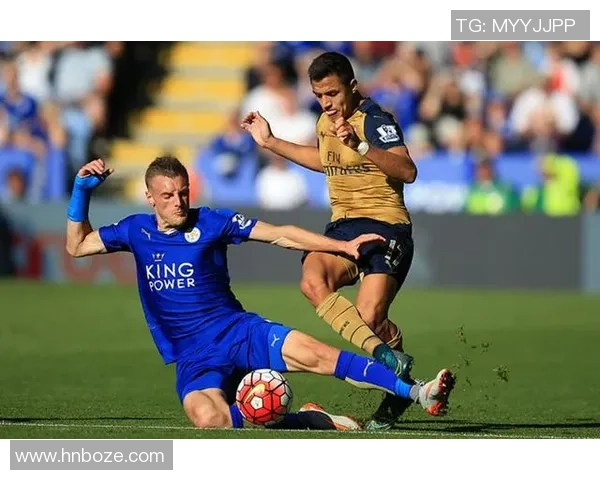 足球球星情侣写真集展现真实魅力，两位超级球员演绎浪漫情缘