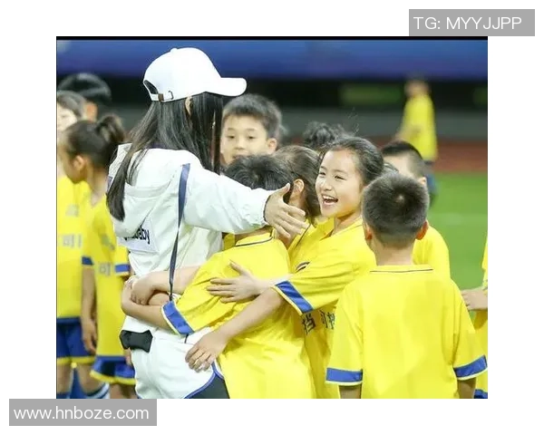 足球球星携背包亮相赛场时尚与运动的完美结合引发热议