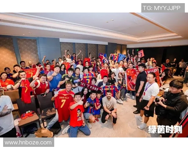 足球球星风采各异与球迷亲切打招呼展现魅力互动与粉丝亲密时刻 足球球星风采各异与球迷亲切打招呼展现魅力互动与粉丝亲密时刻